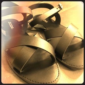 Cute! Flat black sandals
